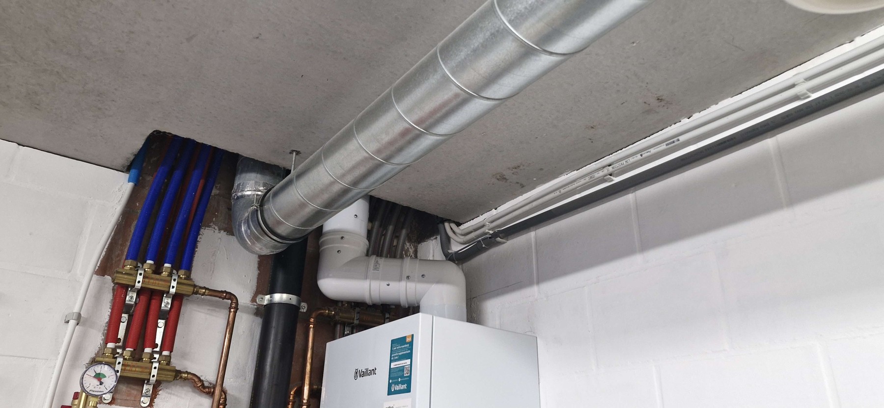 Aangepaste rookgasafvoer boven de Vaillant-ketel